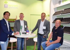 Geert Maris van TTA (links) bezoekt de stand van Green Products voor een goed gesprek met Jan Dons, Matthijs van den Berg en een goede klant.